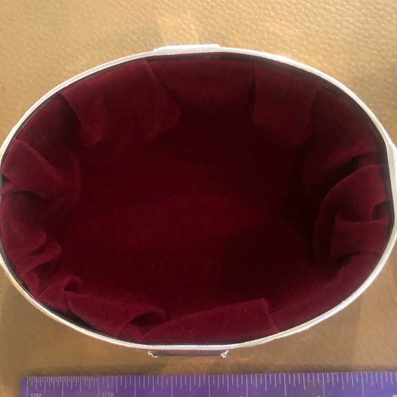 Oneida jewelry box gold plated ribbon. 4 x 3 silver plate velvet lined. - Picture 9 of 9